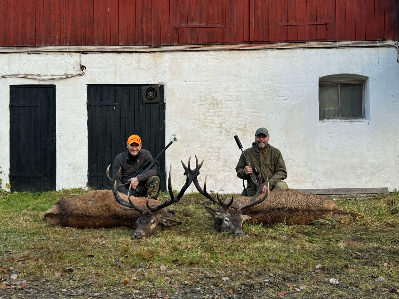 To kronhjortbukker — 17-takker og 14-takker — felt av Anders og Øyvind